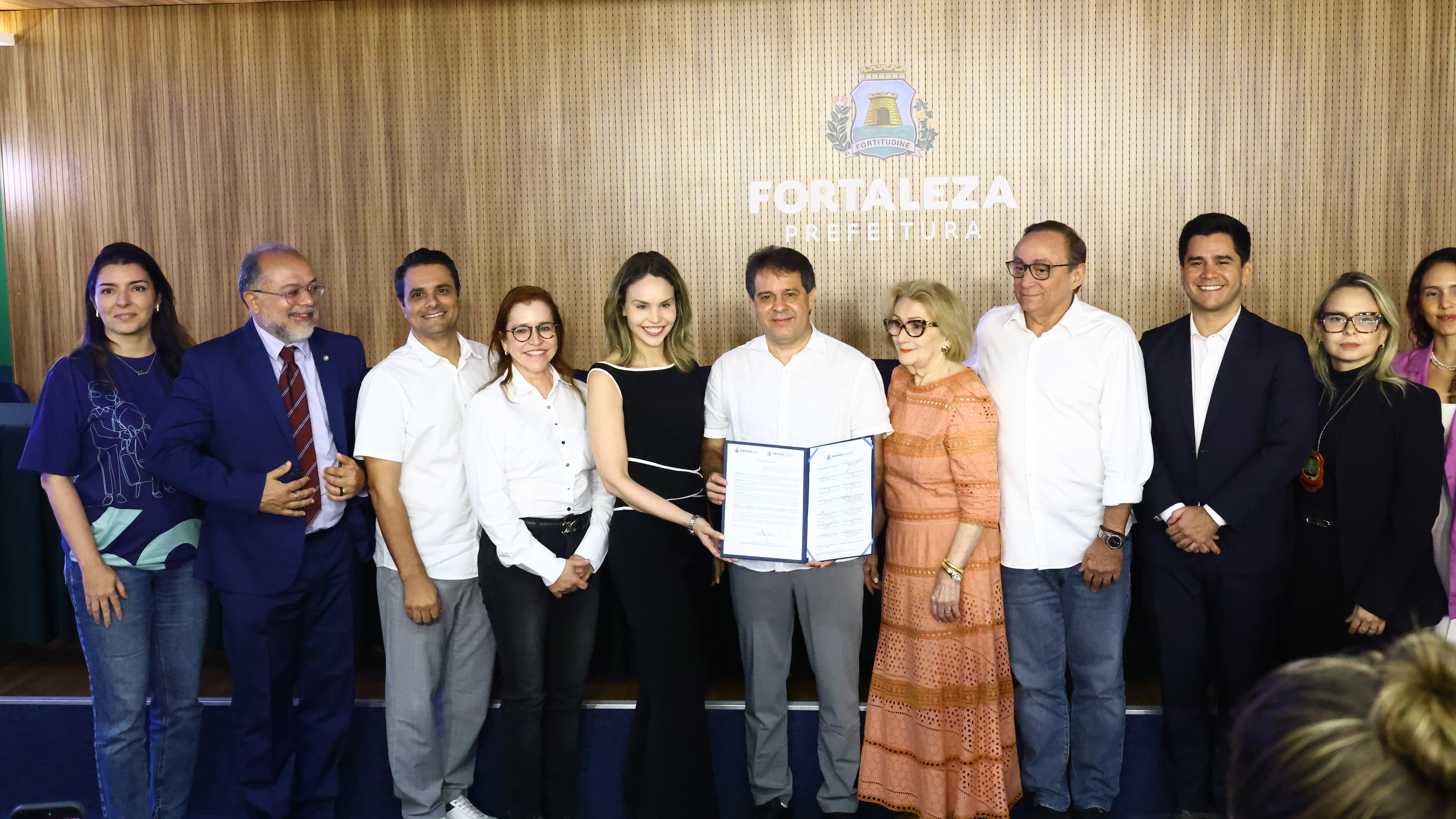 grupo de pessoas posa para a foto